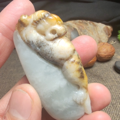 新疆和田玉老虎虎虎声威手把件