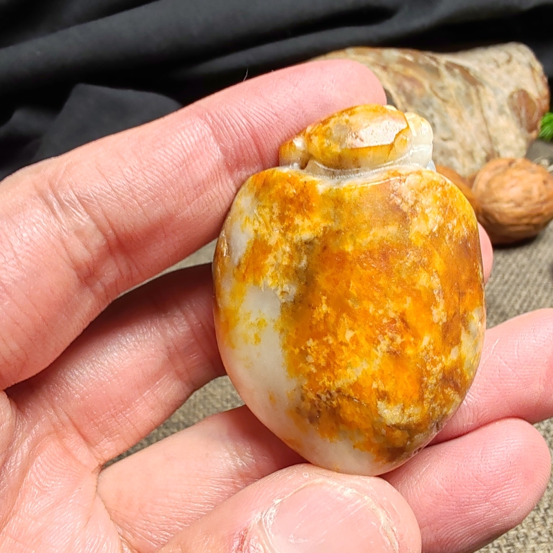 新疆和田玉真皮籽玉原石俏色巧雕龙龟玄武手把件男女款式