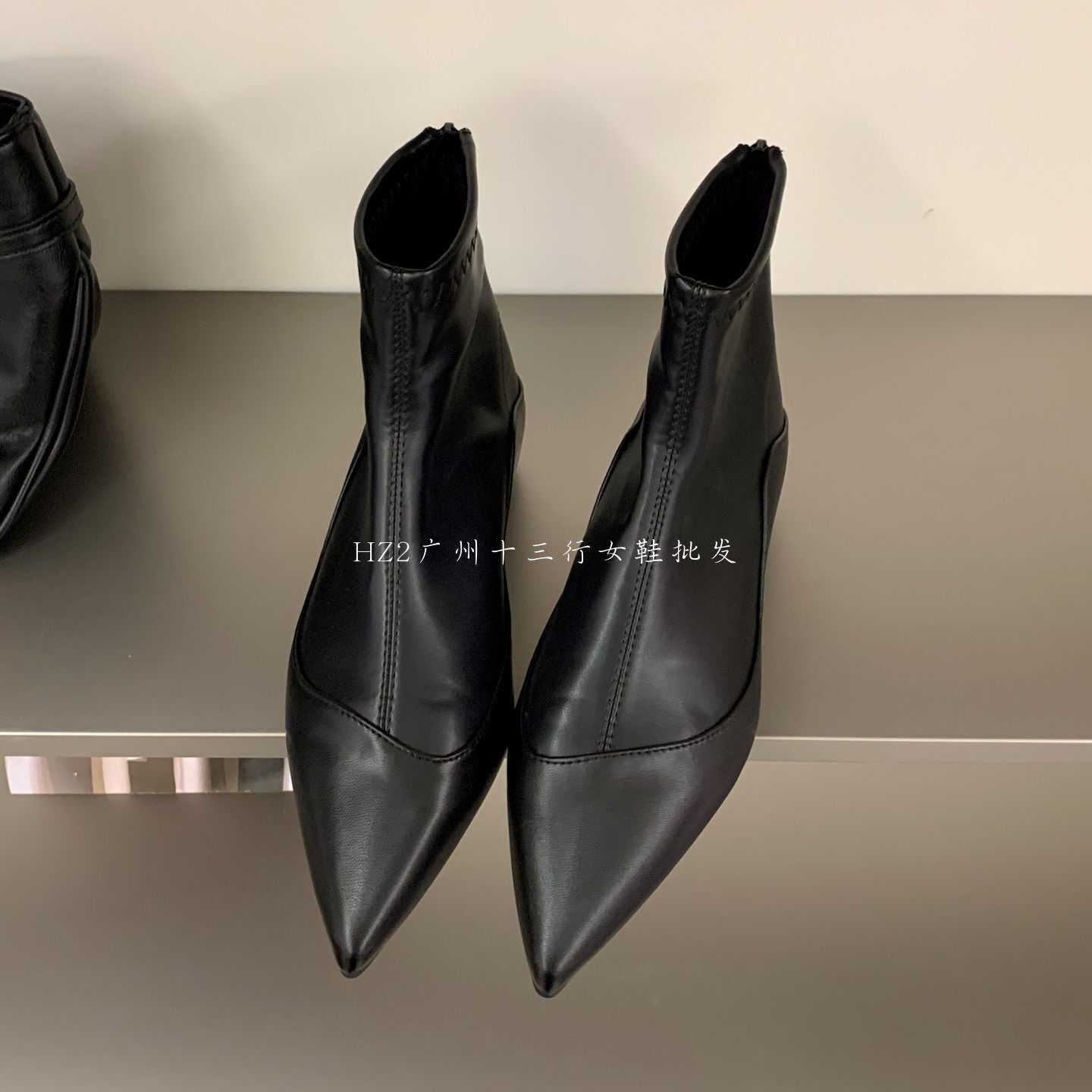 实拍尖头时装马丁靴2025新款纯色平底平跟简约及踝靴短靴女瘦瘦靴