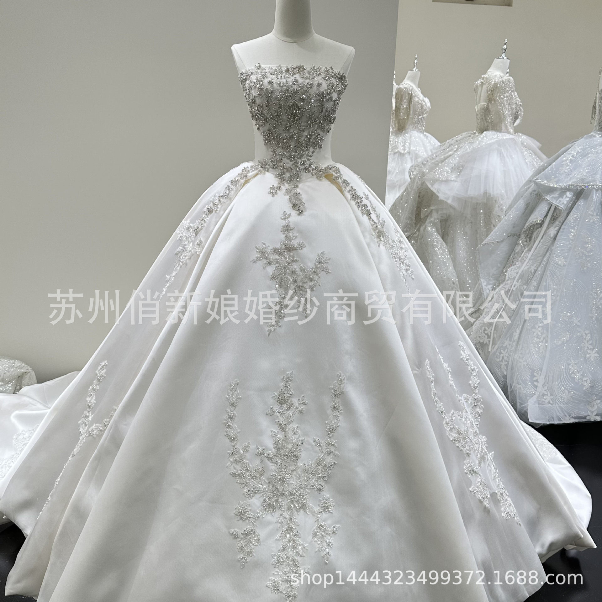 缎面抹胸婚纱主纱高级质感新款2024新娘重工奢华蓬蓬裙拖尾礼服