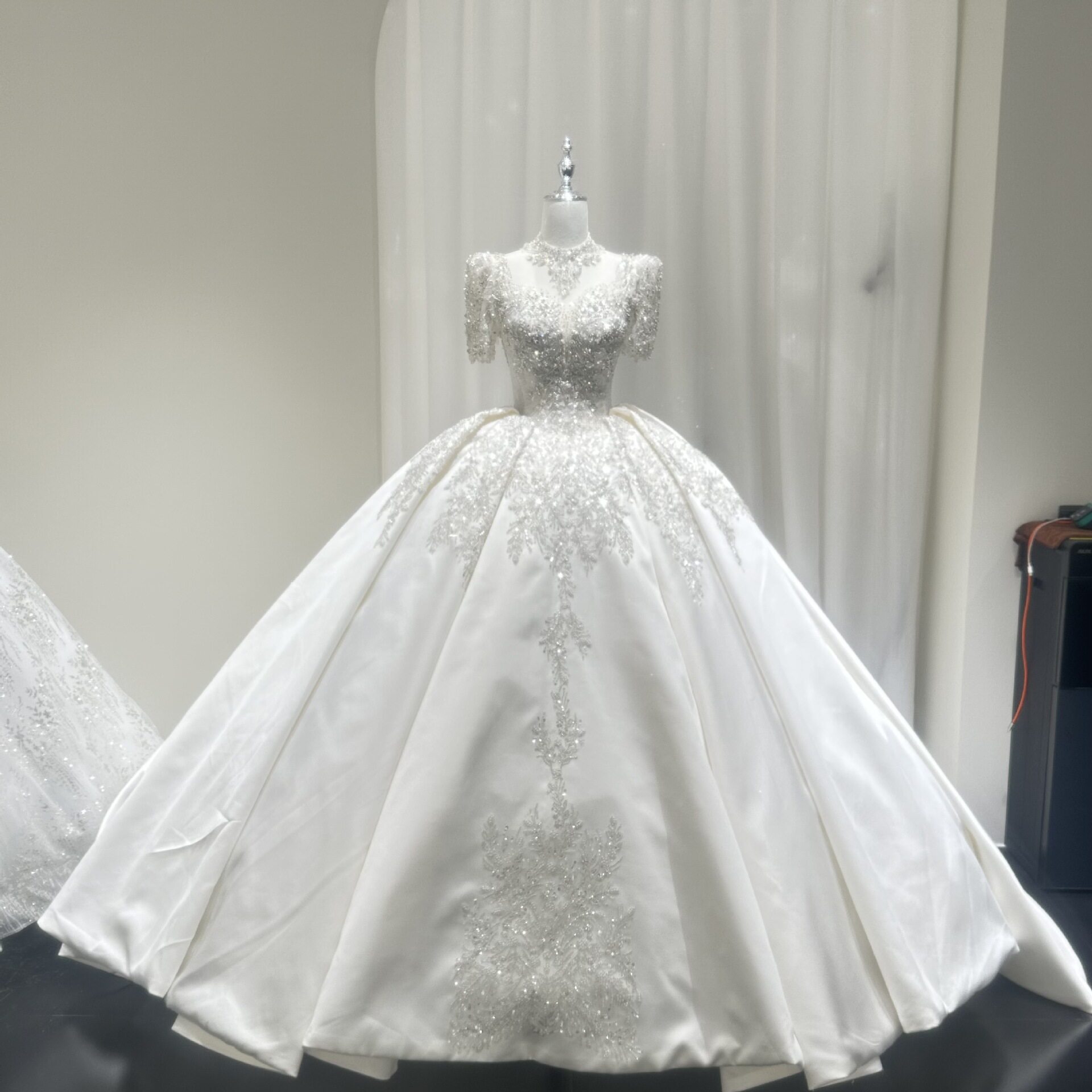 缎面婚纱2024新款新娘主婚纱短袖v领法式复古高级感结婚礼服