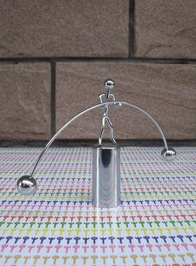 铁艺摇摆举重小铁人产品桌面好玩个性摆件学校地摊货源创意