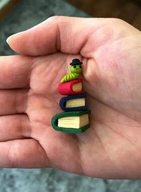 跨境独立站新品戴着礼帽的书虫树脂工艺品摆件桌面微景观小摆件in