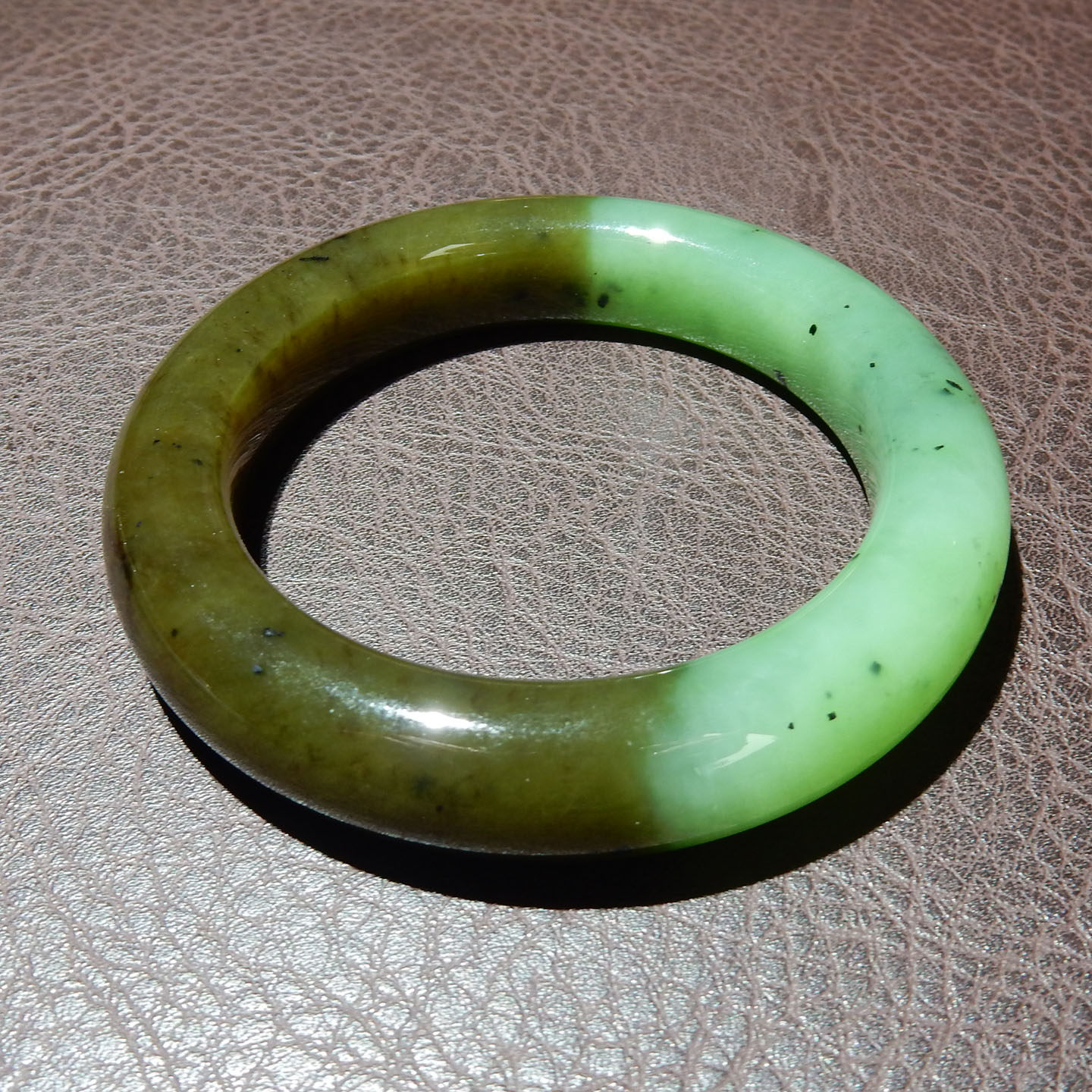 和田玉俄料乌兰海苹果绿带糖 54mm 天然玉石镯子女款