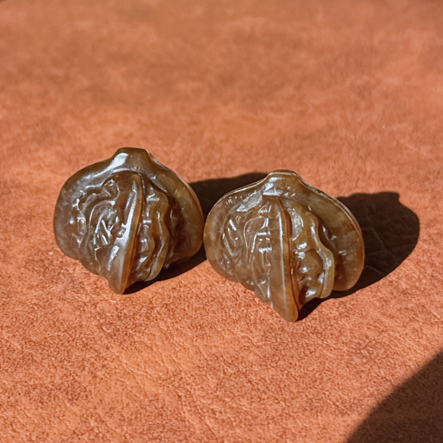 新疆和田玉糖玉核桃手把件 天然玉石文玩手把件 一对装 带证书