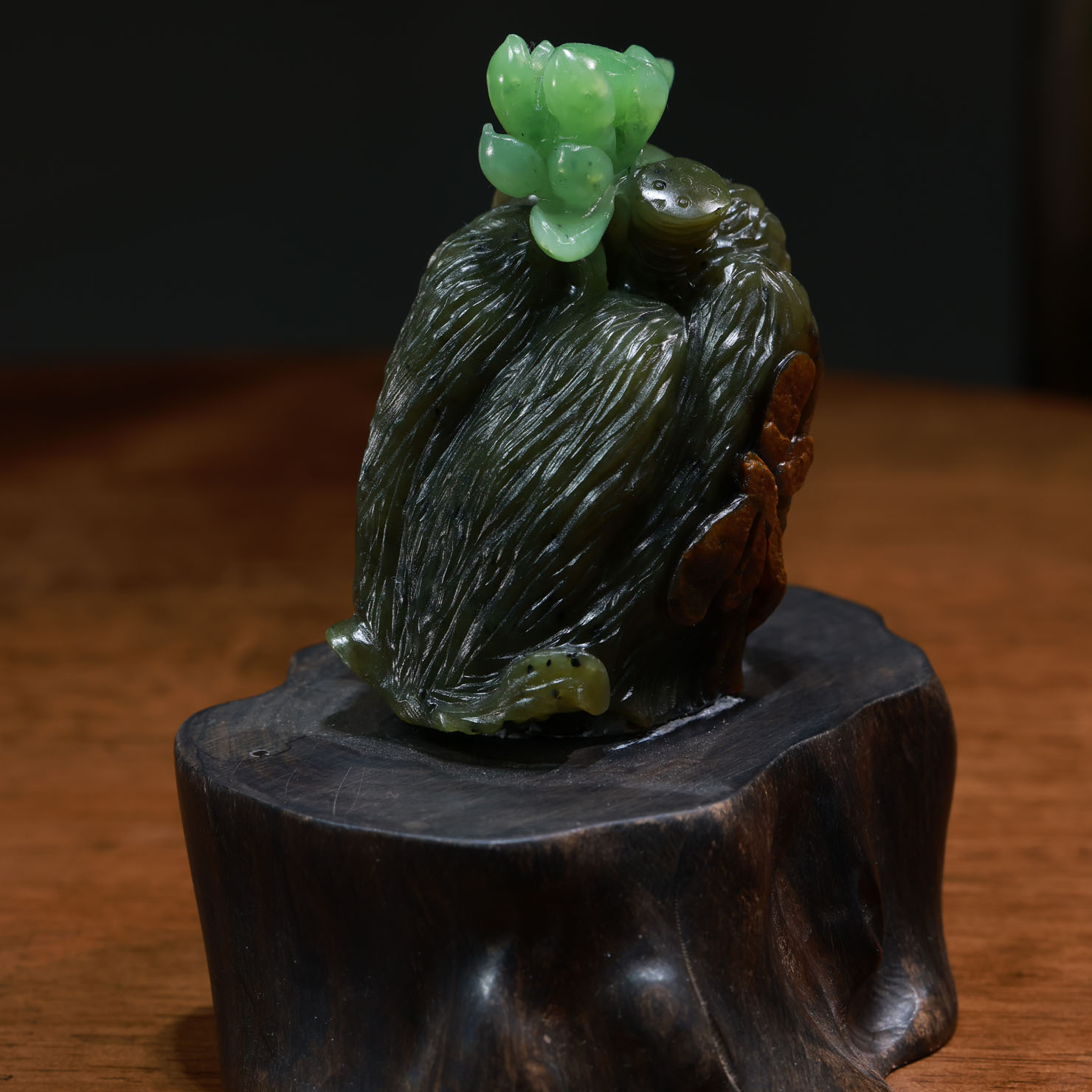 新疆和田玉褐红皮碧玉籽料俏色巧雕莲花天然玉石文玩把件摆件