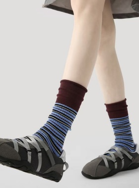 可露丽风穿搭~好复古！这条纹配色也太秋冬了吧~袜子女中长筒堆堆