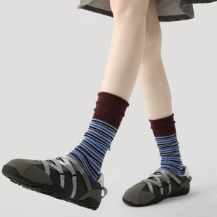 袜子女中长筒堆堆 这条纹配色也太秋冬了吧 可露丽风穿搭 好复古