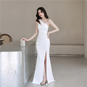 白色晚礼服裙轻奢小众设计感女新款2024爆款气质单肩鱼尾主持人夏