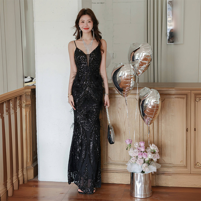 吊带亮片毛毛晚礼服女2025新款明星同款走秀演出主持人显瘦赫本风