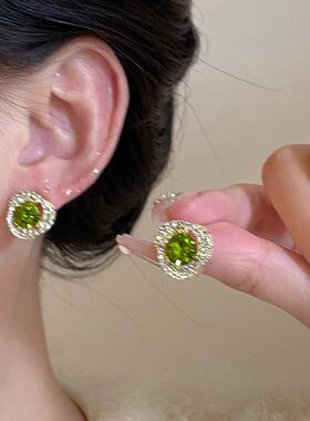 法式橄榄绿耳钉新款2024