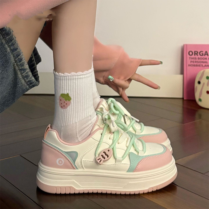 女童鞋子女孩秋季2026新款超好看百搭小众爆款小白鞋厚底猫咪板鞋