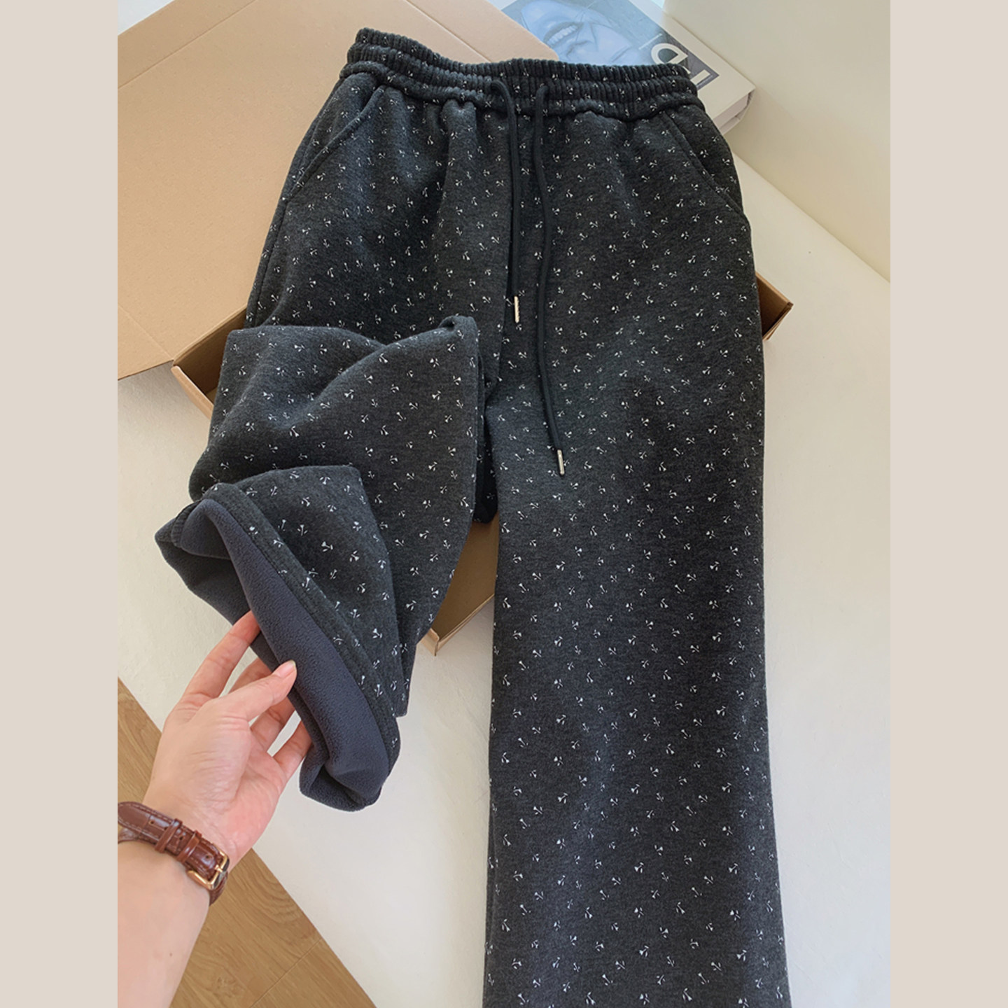 深灰色碎花加绒加厚休闲运动卫裤女款阔腿裤2025新款秋冬裤子宽松