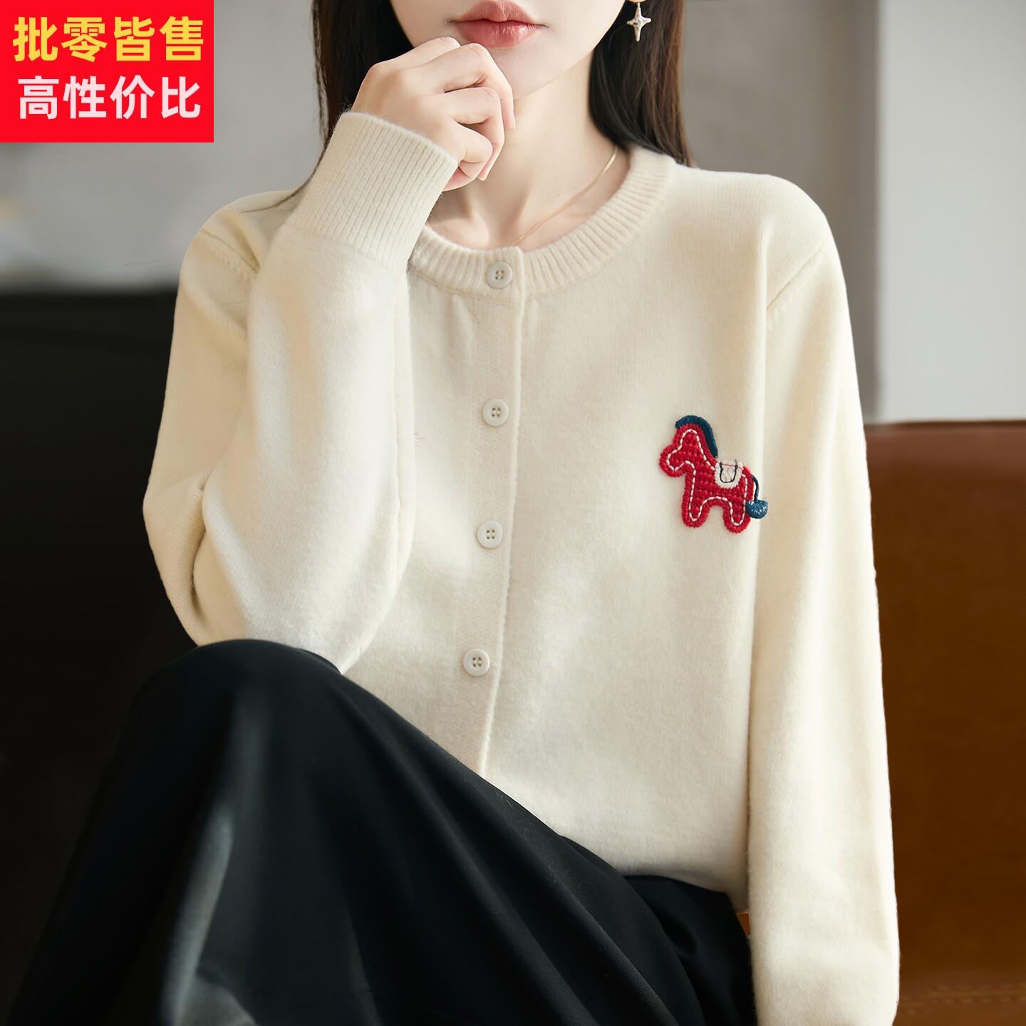 圆领小马图案纽扣针织开衫女2026新款洋气大码女装上衣秋冬毛衣