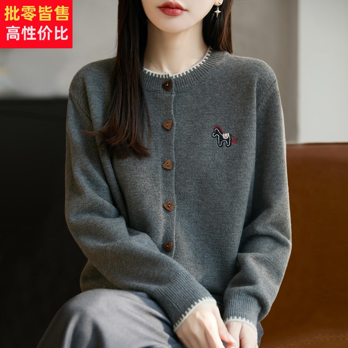2026新款纽扣立体小马针织开衫外套女洋气大码女装上衣秋冬毛衣