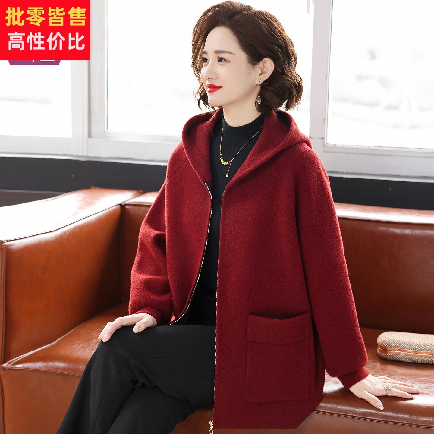 2025新款妈妈秋冬装外套洋气短款连帽开衫中老年女休闲高贵上衣服