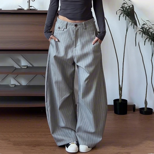 欧货高端定制浅灰色大码阔腿裤女2026春夏新款慵懒细竖条纹弯刀裤
