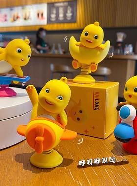 卡通奶龙潮玩手办解压摇摇乐车用电动车装饰摆件可爱公仔桌面摆件