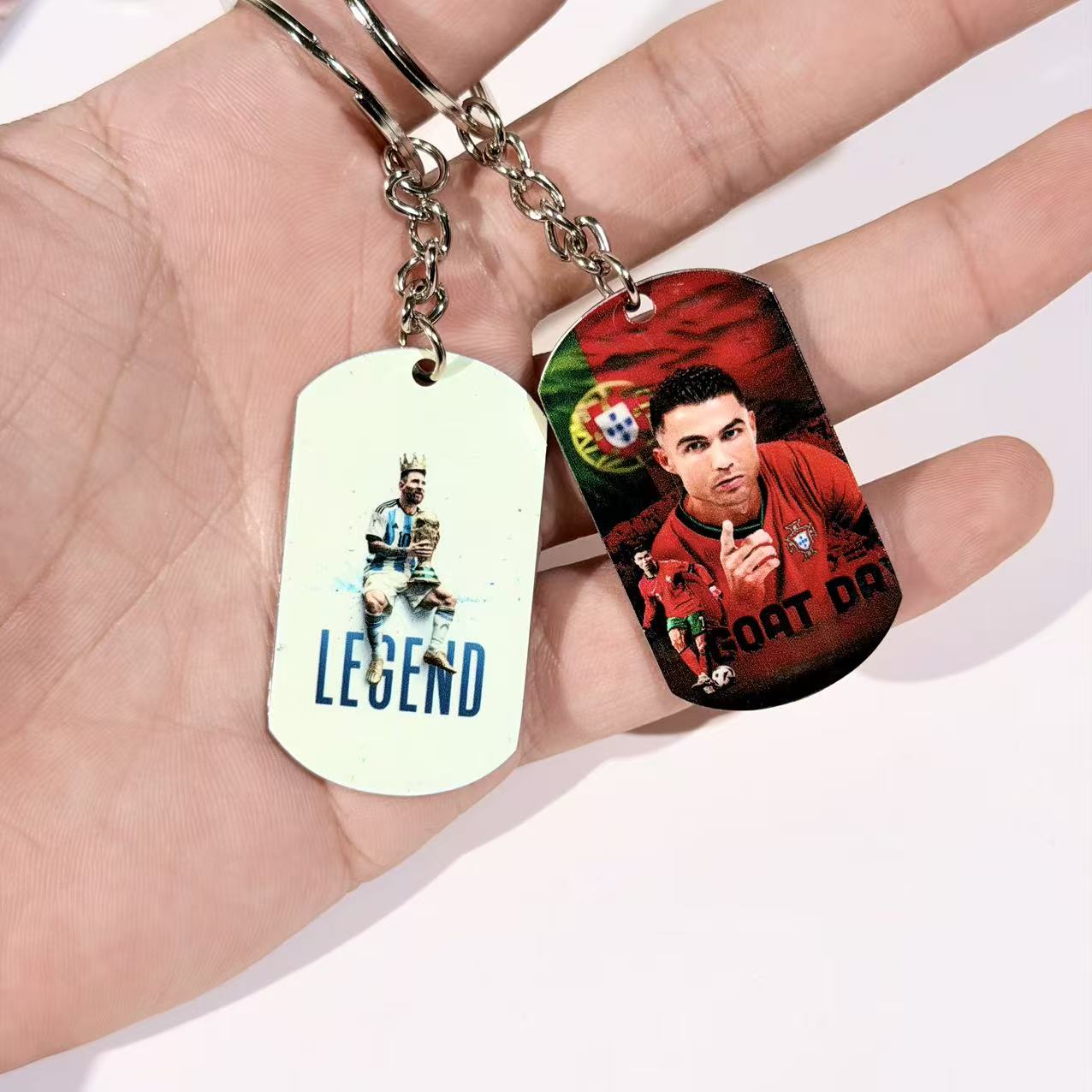梅西C罗内马尔姆巴佩足球周边钛钢钥匙扣不锈钢挂件背包球包挂饰