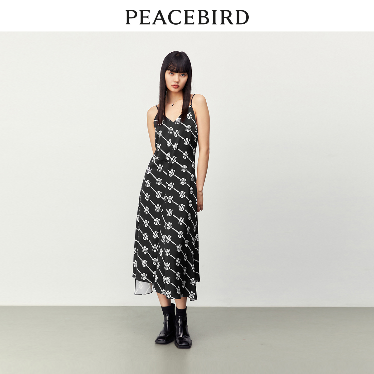 太平鸟女装吊带连衣裙时尚潮流新款长裙时尚高级感减龄时尚内搭