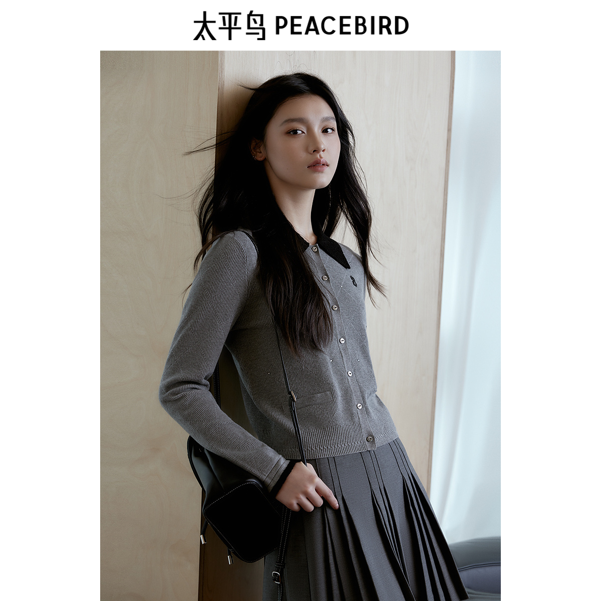 太平鸟女装秋季拼接领撞色袖口翻领针织衫A1EDE3513