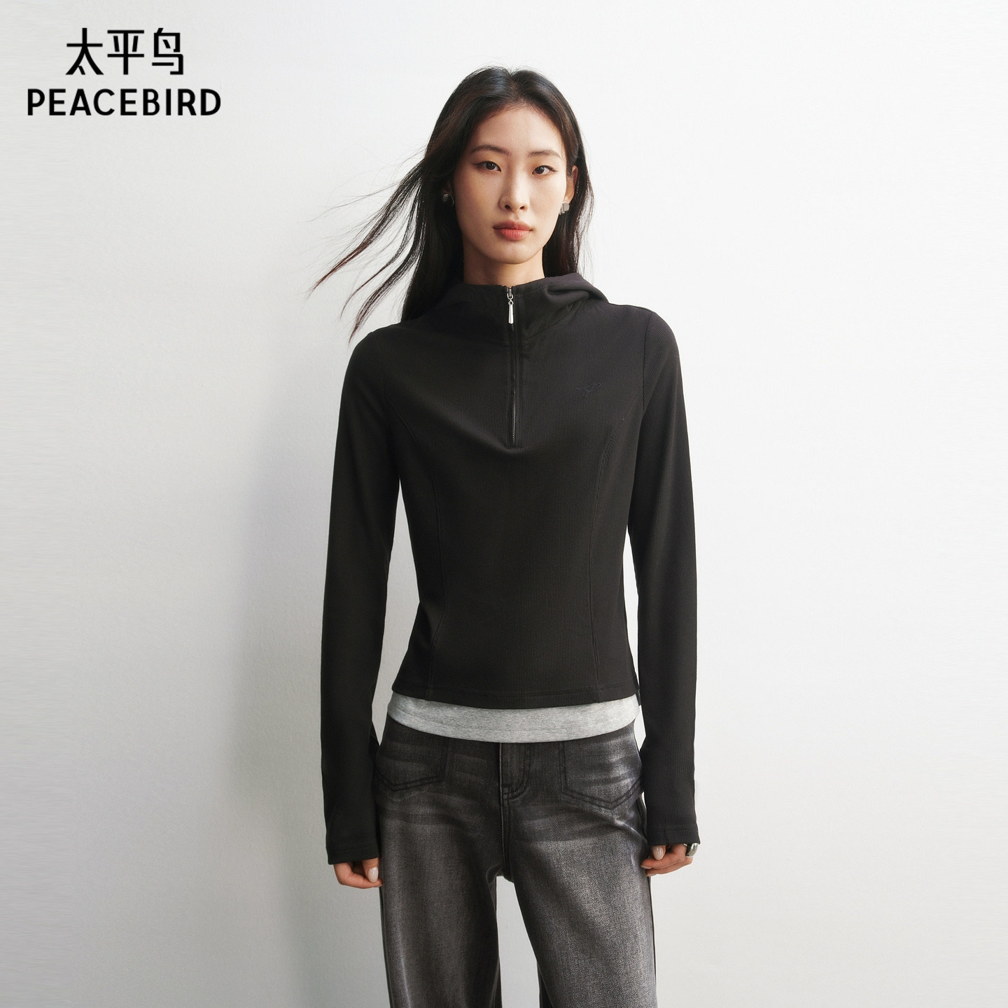 太平鸟 半开襟拉链长袖T恤26春季新款女士通勤撞色假两件连帽上衣