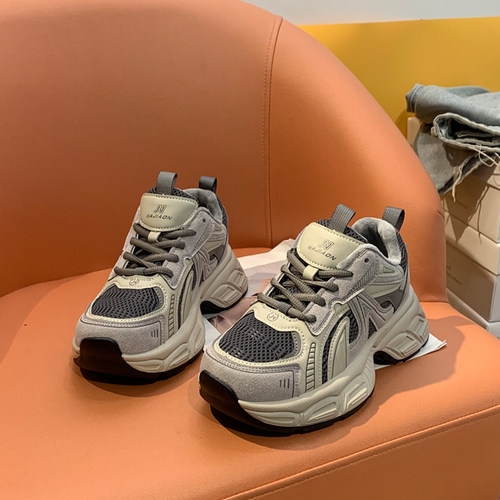 超轻 真皮品质，舒适百搭