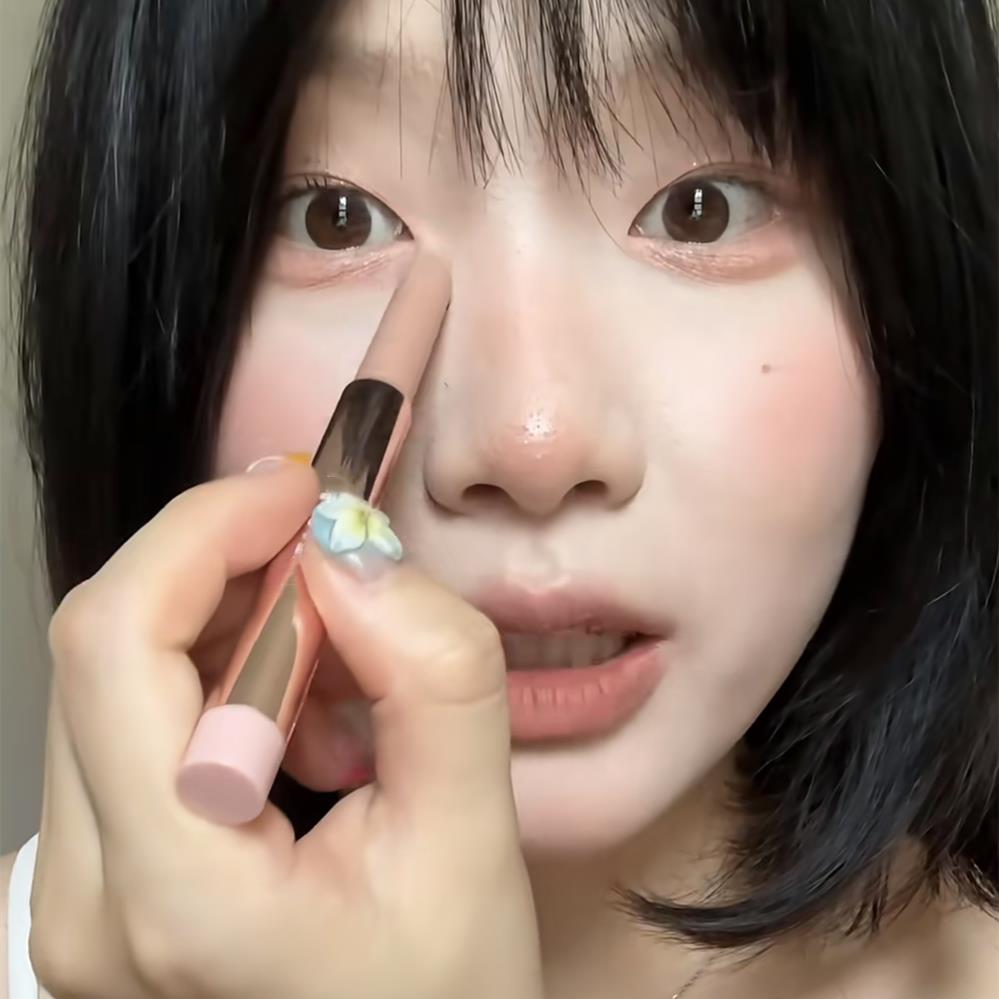 宝藏卧蚕笔肉感嘟韩国化妆师