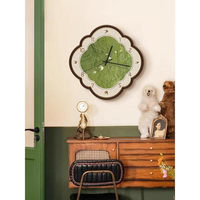 绿色风景中古风挂墙钟表客厅挂钟2025新款高级感静音时钟装饰挂画