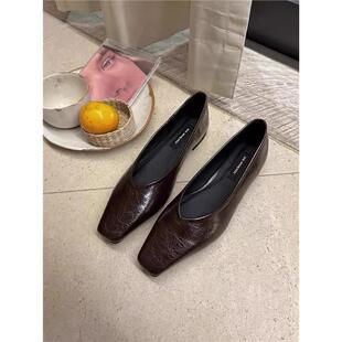 港风时髦秀气方头单鞋女春2025新款低跟软皮复古高级感百搭小皮鞋