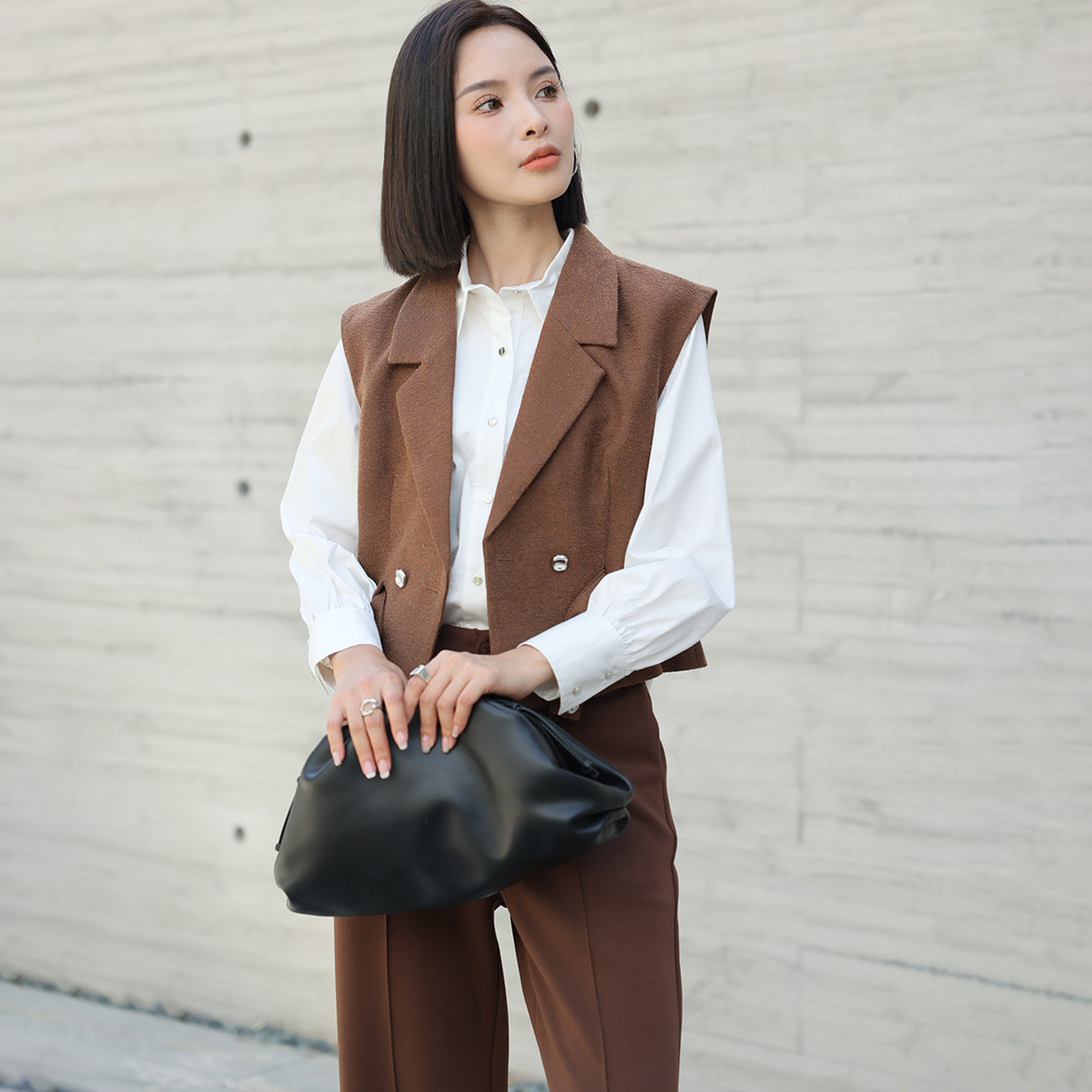 量感收腰廓型马甲女2025秋冬季新款老钱风翻领双排扣短款西装马夹