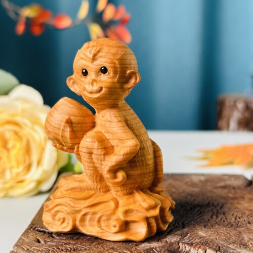 YB香柏猴子抱桃摆件