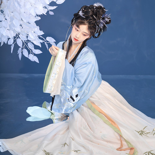 刺绣交领上襦十二破洒金交窬裙