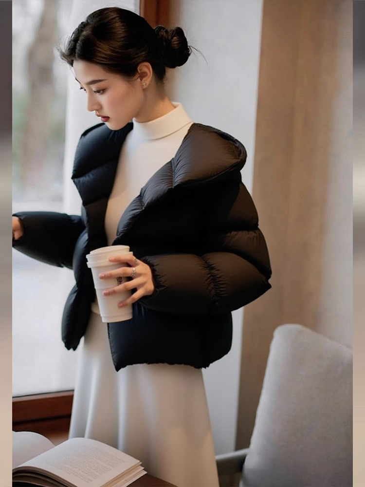 秋冬2025年新款时尚高级感黑色连帽白鸭绒羽绒服洋气百搭面包服女