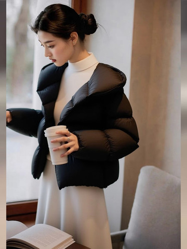 秋冬2025年新款时尚高级感黑色连帽白鸭绒羽绒服洋气百搭面包服女