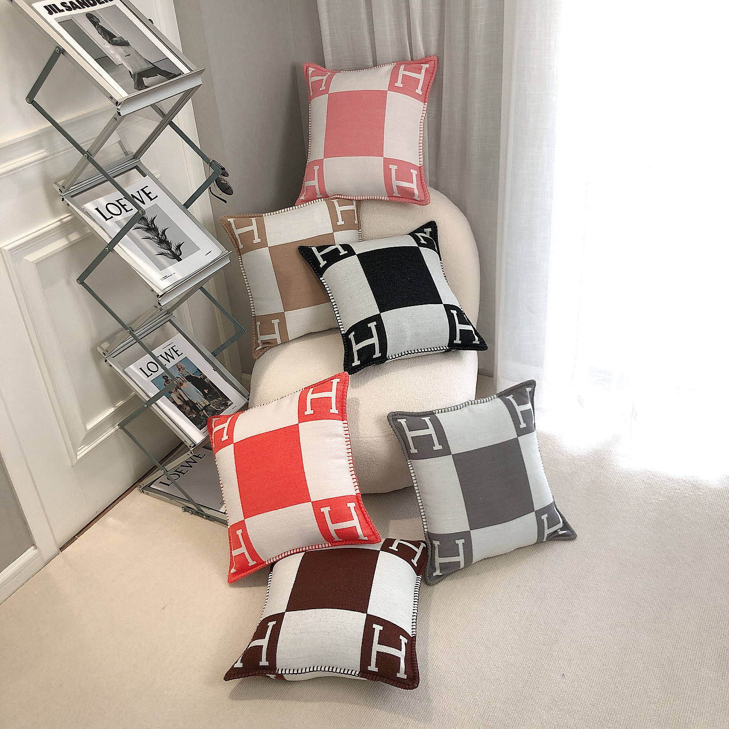 h家字母羊绒羊毛抱枕客厅简约靠垫 h办公室午睡枕沙发枕头汽车ins