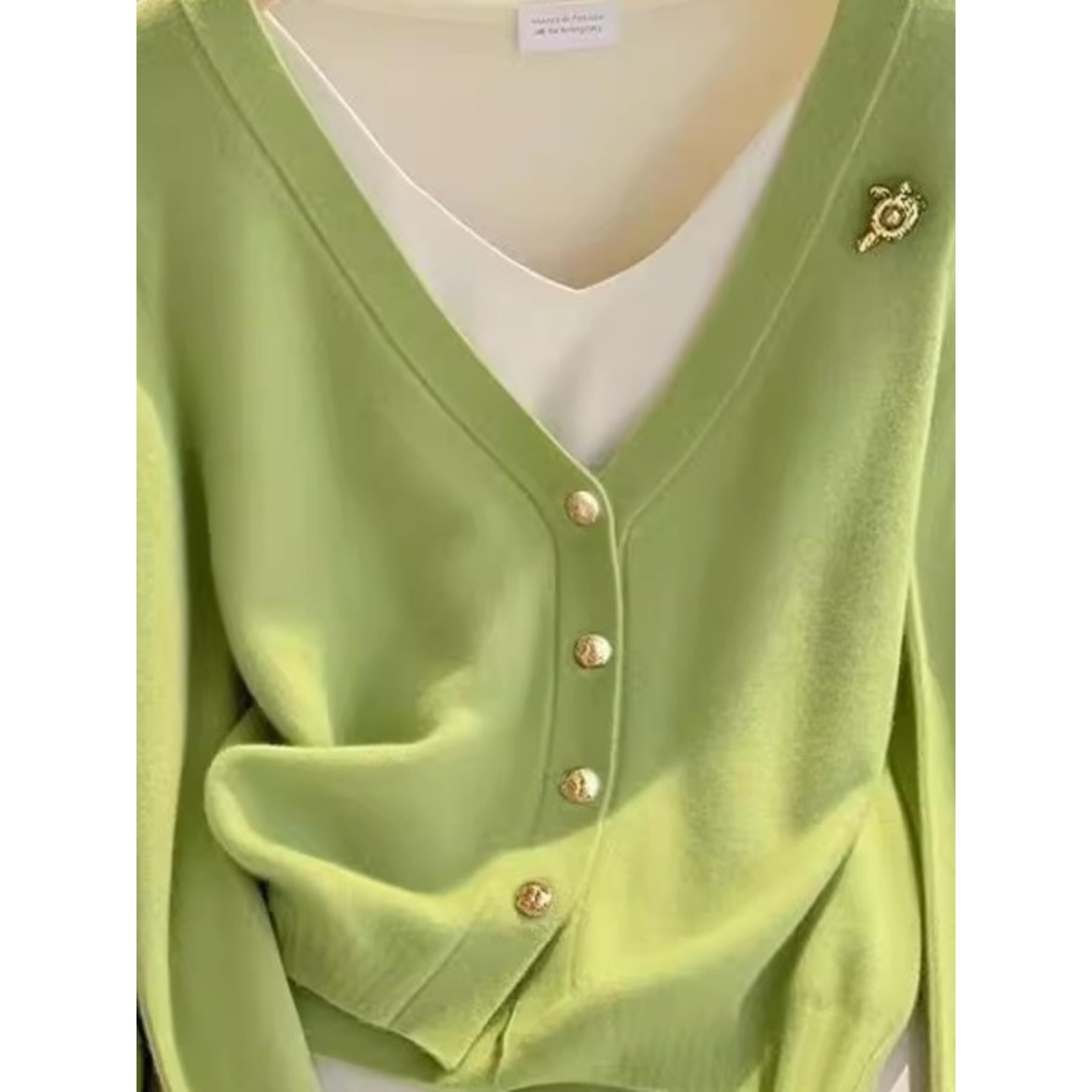 2025新款韩版秋冬独特别致设计v领绿色假两件毛衣针织打底开衫女