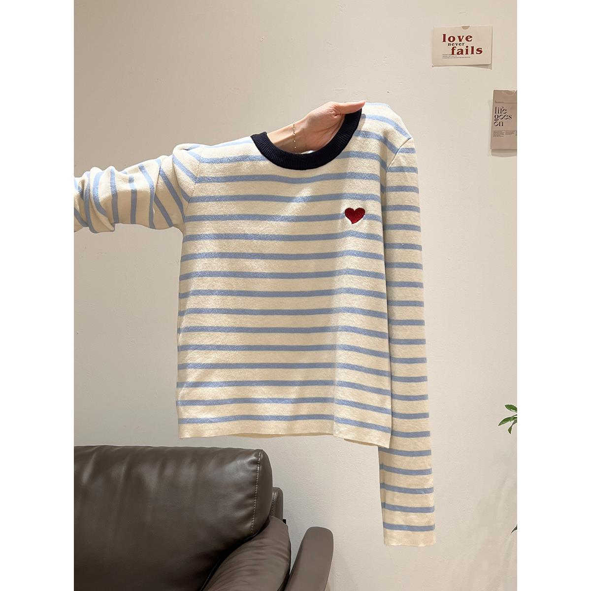 2025新款韩版蓝色条纹心形绣花圆领长袖针织秋冬女底衬衫配细腰短