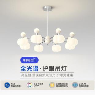 chandeliers the Room. Cream set