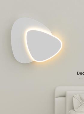 The bedroom headlights are modern and simple, with the Nordi