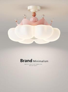Childrens room chandeliers are modern, simple, creamy bedro