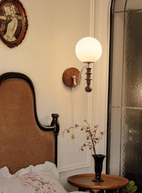 In the bedroom bed, the old-winded white waxed wood wallligh