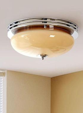 In the middle bedroom, the French-creamed contour retour roo