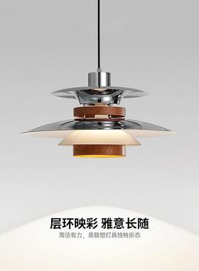 The chandeliers at Bachauhouse are extremely simple and mode