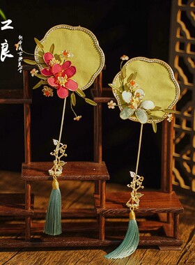 新中式新娘晨袍扇子改良旗袍后盘簪子钗古装婚礼喜扇新款清秀团扇