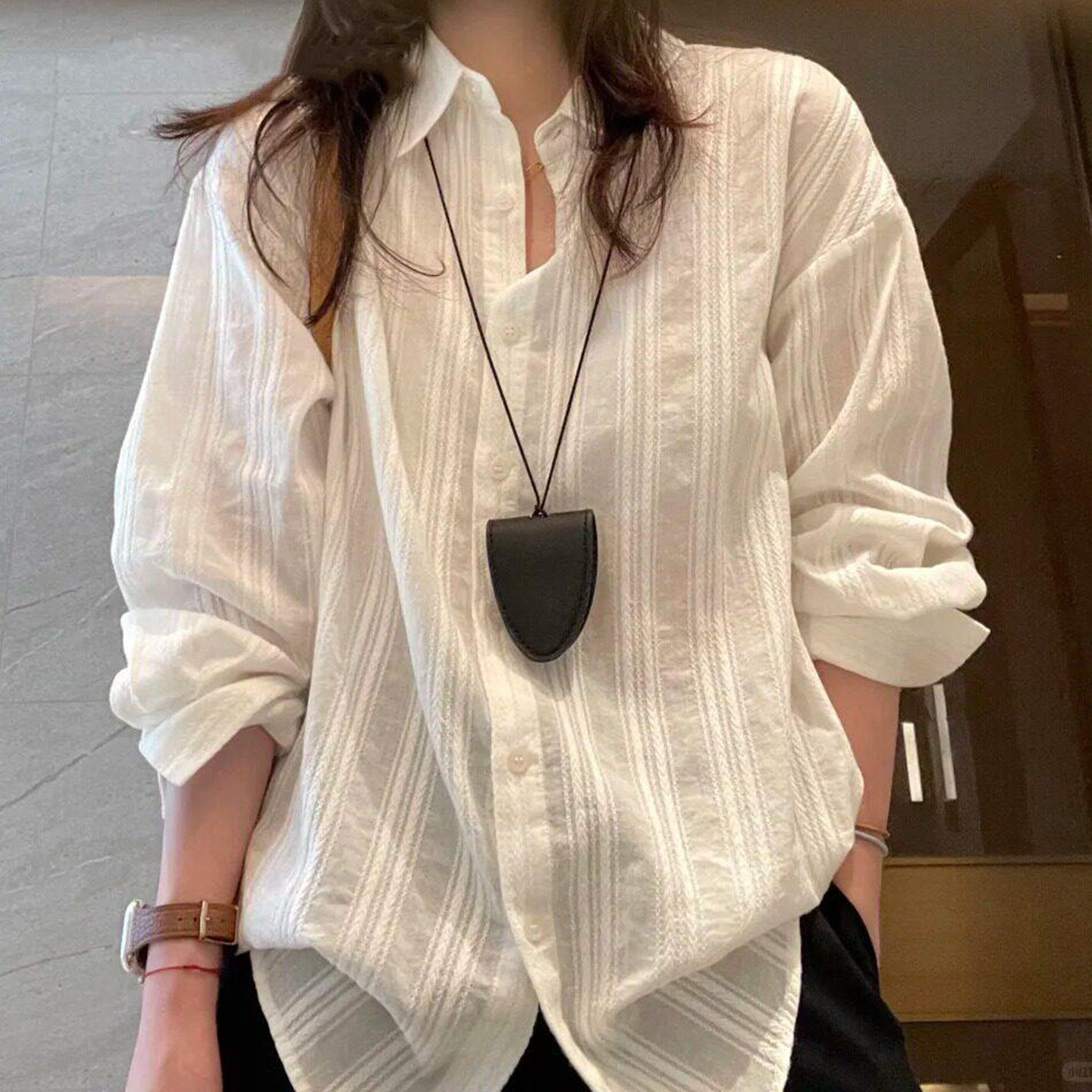 白色竖条纹长袖衬衫女高级感春秋2026年新款宽松显瘦中长款上衣女