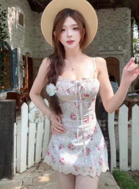 法式复古碎花吊带连衣裙女夏季新款收腰显瘦荷叶边甜美短裙