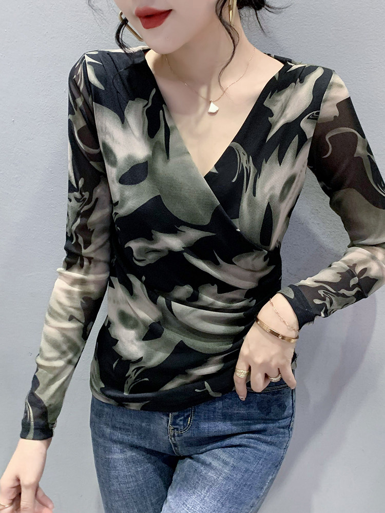 유럽 ??역 2024 봄과 가을 새로운 유행과 섹시한 V 넥 긴팔 티셔츠 유럽 패션 프린트 메쉬 바닥 셔츠 유행