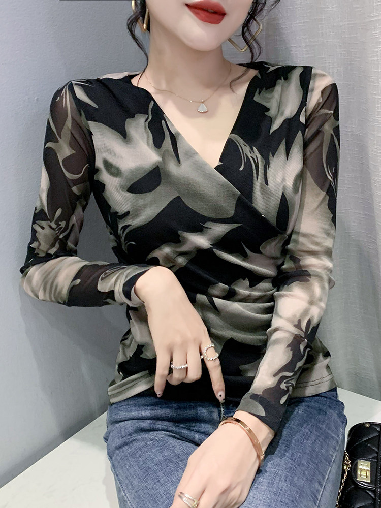 유럽 ??역 2024 봄과 가을 새로운 유행과 섹시한 V 넥 긴팔 티셔츠 유럽 패션 프린트 메쉬 바닥 셔츠 유행