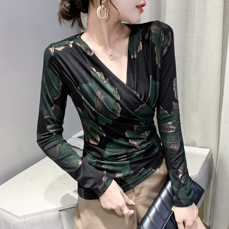유럽 ??역 2024 가을 겨울 새로운 섹시한 V 넥 티셔츠 긴 소매 핫 스탬핑 인쇄 탑 세련되고 다목적 바닥 셔츠 유행